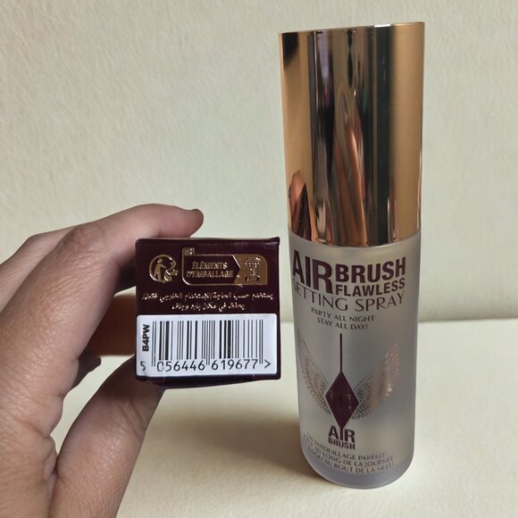 Charlotte Tilbury Mini Airbrush Flawless Hydrating & Waterproof Setting Spray - Picture 3 of 3